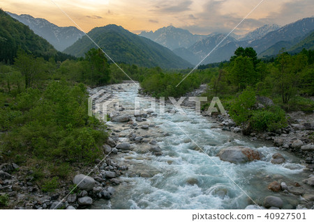 Dawn of the Tateyama Commonwealth from Iyutake Bridge in Toyama Prefecture Dawn of the Tateyama Commonwealth from Iyutake Bridge in Toyama Prefecture 40927501
