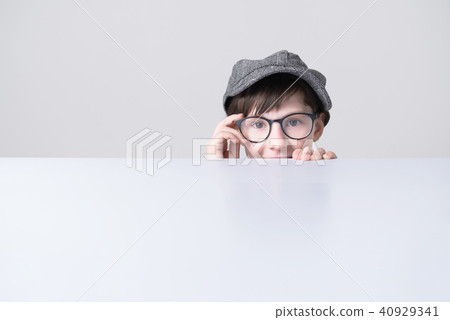 調查桌的男孩 40929341