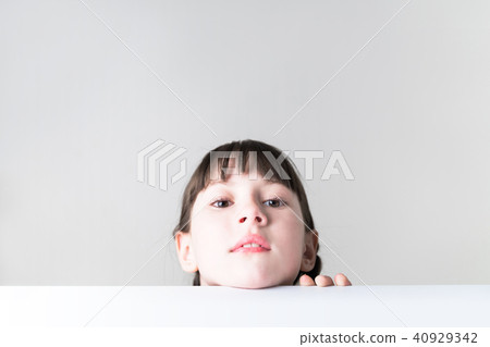 調查桌的女孩 40929342