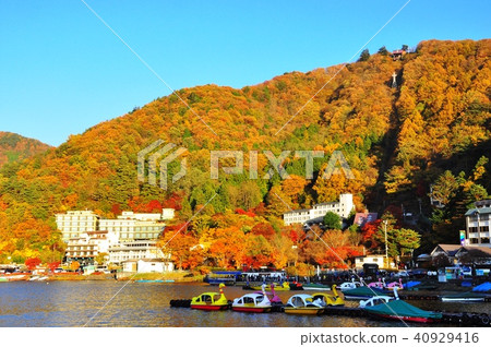 Kawaguchi-ko pleasure boat landing area and colored leaves near the ticking mountain ropeway 40929416