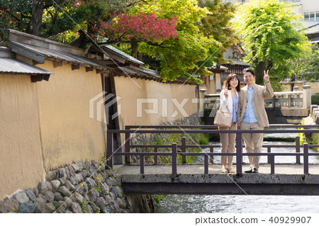 Middle couple travel image Middle couple travel image 40929907
