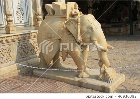 Royal Elephant in Marble 40930382
