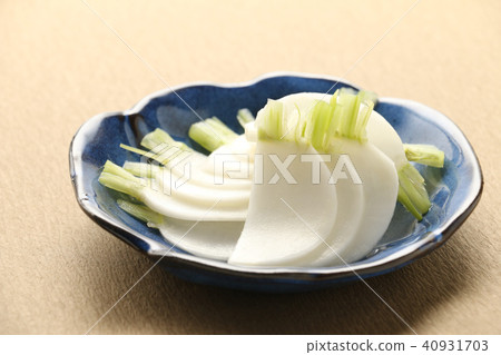 Lightly pickled turnip Lightly pickled turnip 40931703