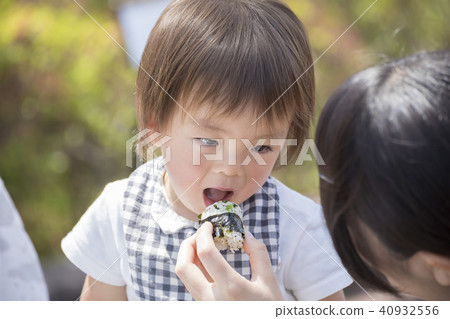 在戶外吃午餐嬰兒父母和孩子們 40932556