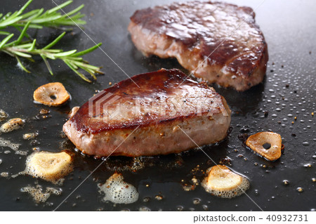 Kuroge Wagyu peach steak Kuroge Wagyu peach steak 40932731