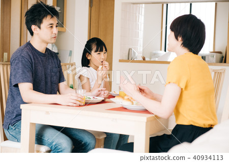 Family breakfast image with elementary school children 40934113