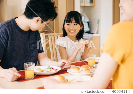 Family breakfast image with elementary school children Family breakfast image with elementary school children 40934114