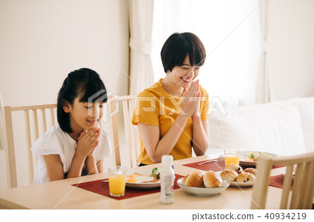 小學女孩和母親的早餐風景 小學女孩和母親的早餐風景 40934219