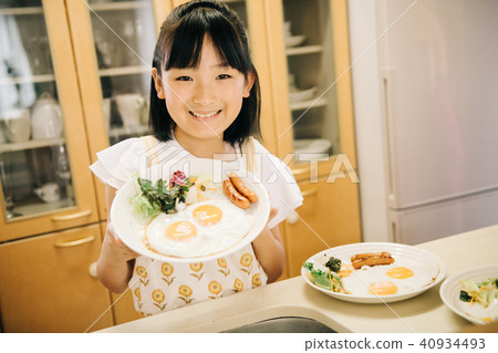 Elementary school girl who helps cooking 40934493