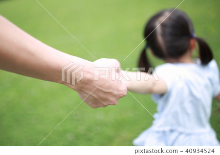 Parents and Children (Human Daughter Children Daddy Father Face None Body Parts Copy Space Family Service Park Holidays) Parents and Children (Human Daughter Children Daddy Father Face None Body Parts Copy Space Family Service Park Holidays) 40934524