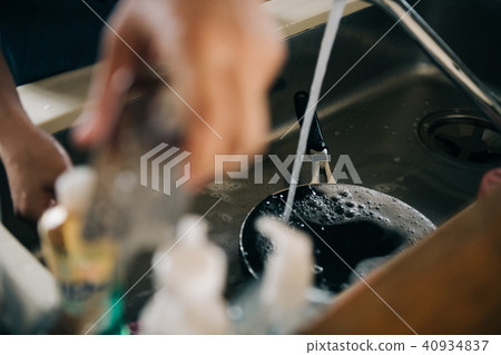 男子手洗煎鍋 男子手洗煎鍋 40934837