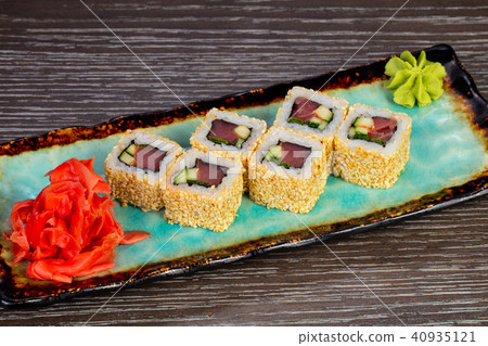 Spicy tuna rolls 40935121