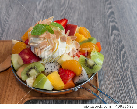 Tropical Fruit Pancake 40935585