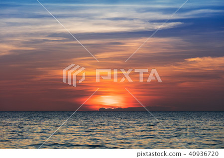 beautiful sunset over tranquil sea 40936720
