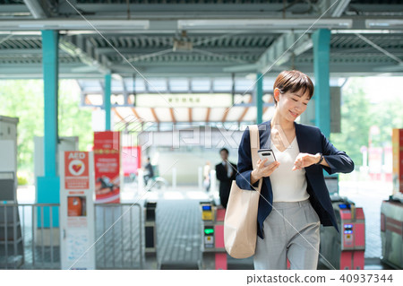 Business woman station ticket gate photography cooperation: Keio Electric Railway Co., Ltd. Business woman station ticket gate photography cooperation: Keio Electric Railway Co., Ltd. 40937344