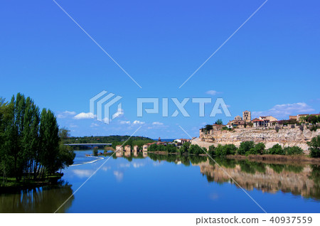 View on Zamora from River Douro 40937559