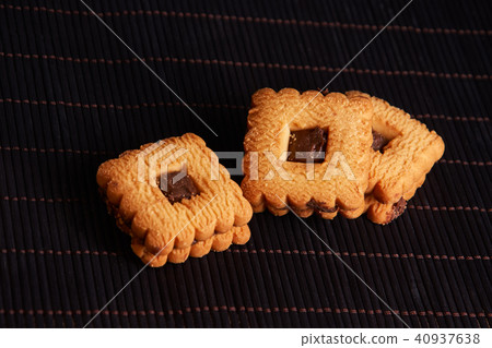 Chocolate cookies on gray plate on black table 40937638