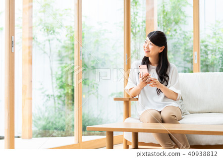 一位年輕女士(智能手機) 一位年輕女士(智能手機) 40938812