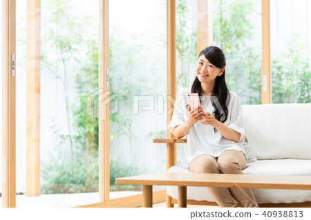 一位年輕女士(智能手機) 一位年輕女士(智能手機) 40938813