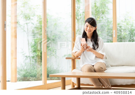 A young lady (a smartphone) A young lady (a smartphone) 40938814