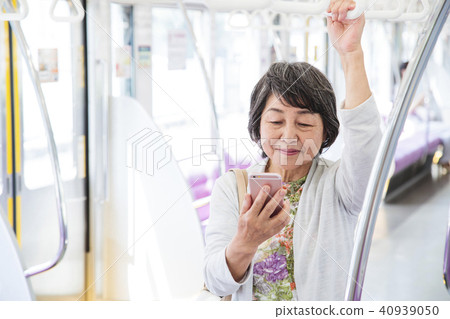 Senior train travel active senior photography cooperation Keio Electric Railway Co., Ltd. Senior train travel active senior photography cooperation Keio Electric Railway Co., Ltd. 40939050