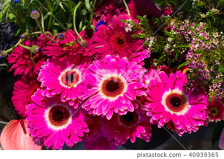 Flower wedding decoration, beautiful gerbera blooming bouquet Flower wedding decoration, beautiful gerbera blooming bouquet 40939365