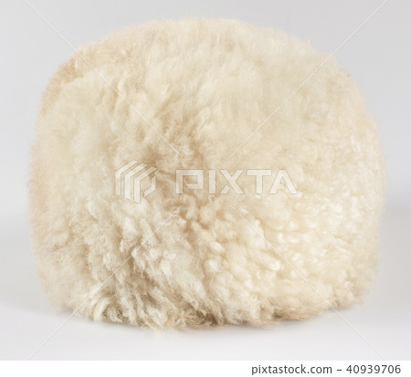 White caucasian papakha, of sheepskin 40939706