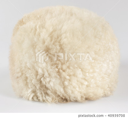 White caucasian papakha, of sheepskin  40939708