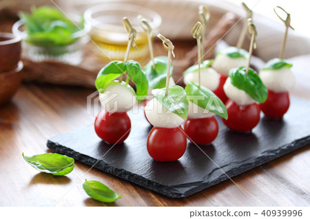 Caprese pinchos 40939996
