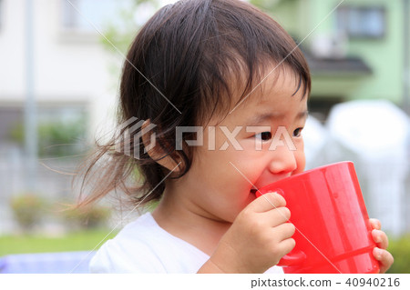 在杯子的女孩飲用水 在杯子的女孩飲用水 40940216