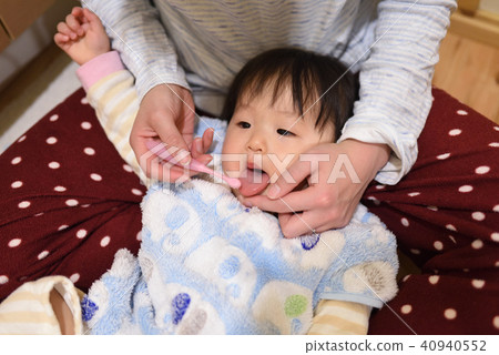 Child to have mothers brush your teeth 40940552