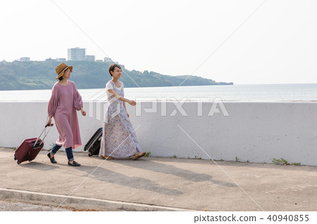 A young woman who enjoys traveling in Okinawa 40940855