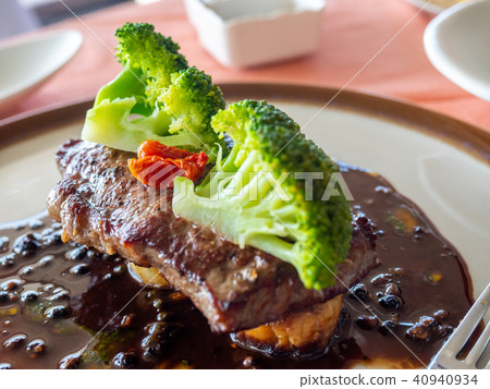 Sirloin beef steak with red wine sauce Sirloin beef steak with red wine sauce 40940934