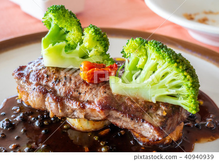 Sirloin beef steak with red wine sauce Sirloin beef steak with red wine sauce 40940939
