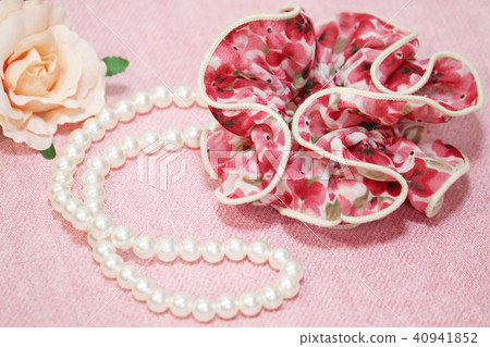 Hair accessories and pearl accessories Hair accessories and pearl accessories 40941852