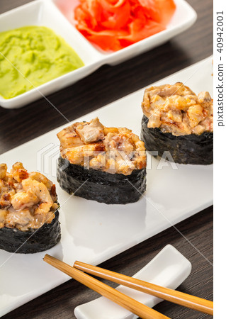 Japanese food, spicy gunkan roll Japanese food, spicy gunkan roll 40942001