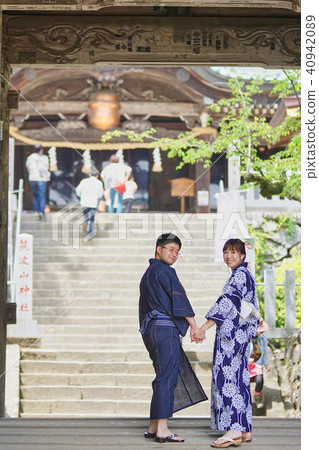 浴衣的男性婦女參拜靖國神社 40942089