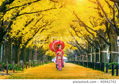 Beautiful girl wearing japanese traditional kimono Beautiful girl wearing japanese traditional kimono 40942742