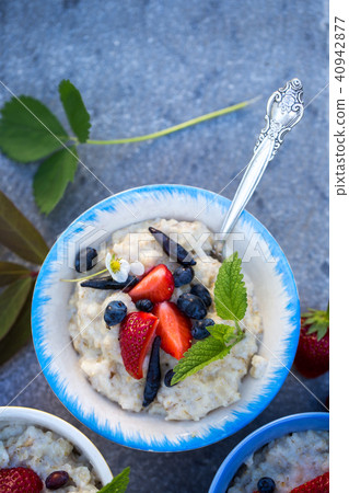 Oatmeal porridge with berries 40942877
