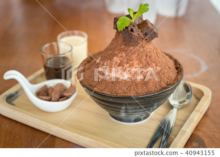 Chocolate bingsu or ice snow flake with fresh m 40943155