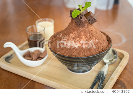 Chocolate bingsu or ice snow flake with fresh m 40943162