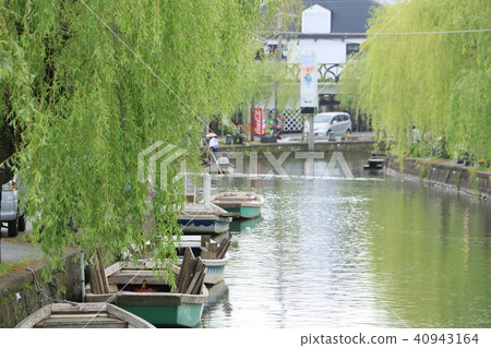 Ship and Willow 40943164