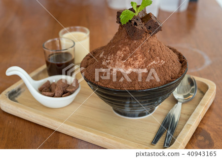 Chocolate bingsu or ice snow flake with fresh m 40943165