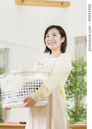 有洗衣店的一位年輕主婦 40943406