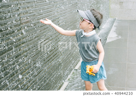 A boy playing water 40944210