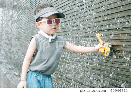 A boy playing water 40944211