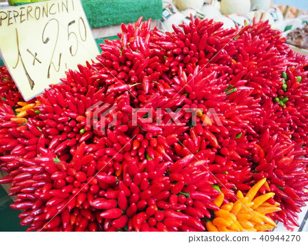 意大利攤位供應商在綠色杯子商店和辣椒的果實 意大利攤位供應商在綠色杯子商店和辣椒的果實 40944270