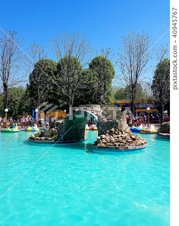 Pool with blue water and water machines as attractions in the city amusement park Pool with blue water and water machines as attractions in the city amusement park 40945767