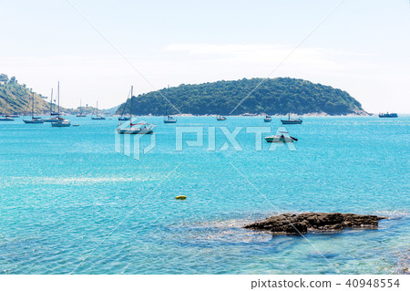 View on Nai Harn bay beach beach at Rawai area 40948554