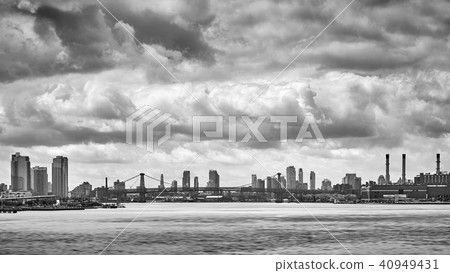 Stormy sky over the Williamsburg Bridge, New York. Stormy sky over the Williamsburg Bridge, New York. 40949431